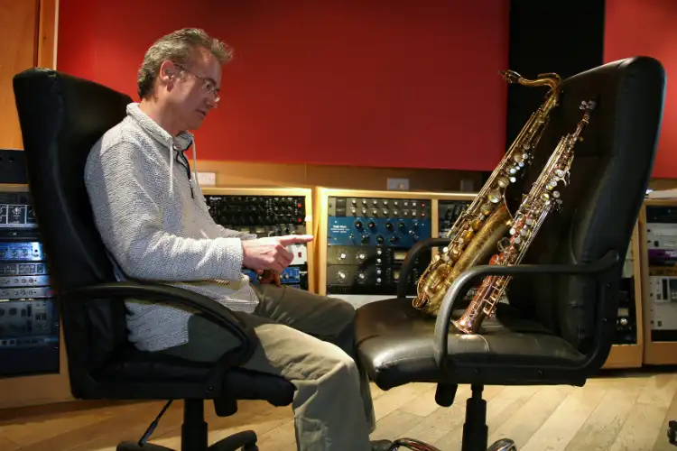 Pete Thomas taming two saxophones